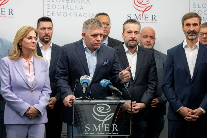 Robert Fico sajtótájékoztatót tart a Smer pozsonyi székházában 2023. október 1-jén, a szlovák parlamenti választás másnapján – Fotó: Kummer János / Getty Images