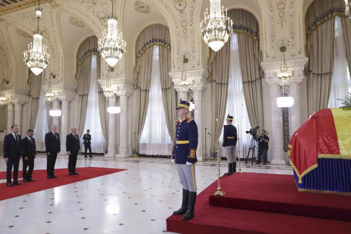 Ilie Bolojan miniszterelnök, Cătălin Predoiu belügyminiszter, Florin Manole munkaügyi miniszter és a Alexandru Rogobete egészségügyi miniszter tiszteleg a ravatal előtt – Fotó: Octav Ganea / Inquam Photos