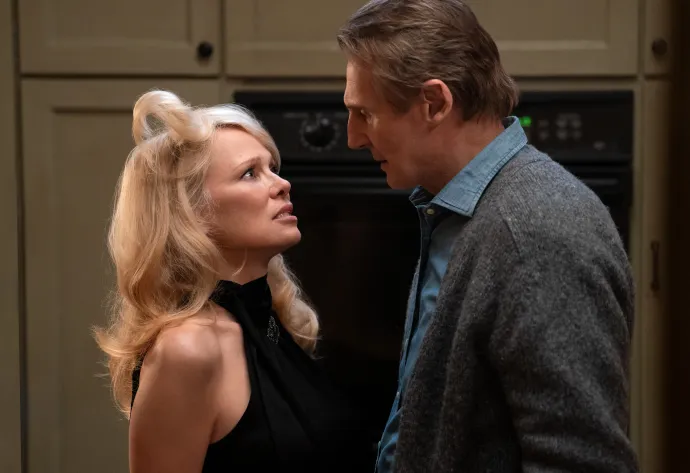 Pamela Anderson és Liam Neeson – Fotó: Frank Masi / Paramount Pictures