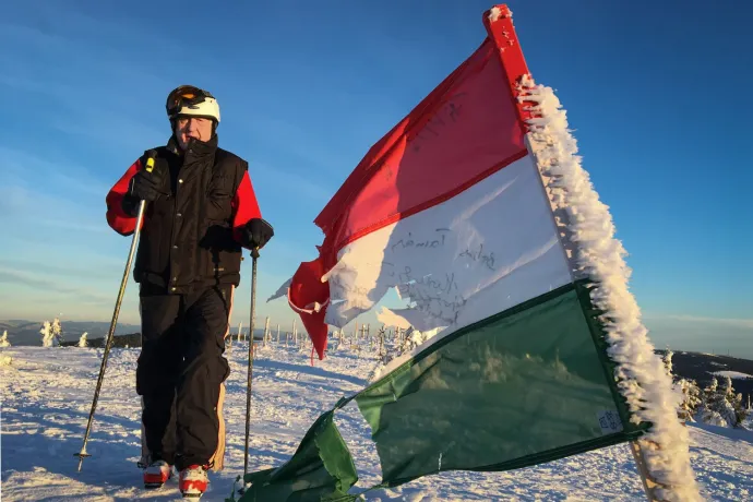 Jeszenszky Géza síléceken a Madarasi Hargitán – Fotó: a szerző személyes archívuma