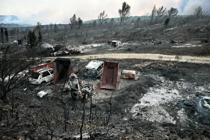 Kiégett járművek Lionel Bonaventure / AFPFotó: Lionel Bonaventure / AFP