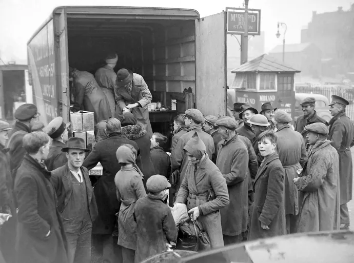 Élelmiszer-fejadagokért állnak sorban Birminghamben 1940 novemberében – Fotó: Coventry Telegraph Archive / Mirrorpix / Getty Images