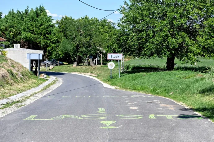 Egy lejtő, egy beláthatatlan kanyar, egy tolató teherautó és egy halálos biciklis baleset