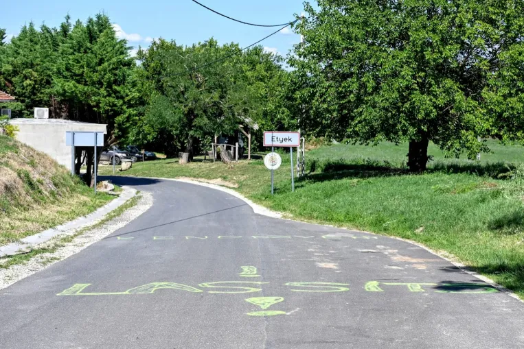 Egy lejtő, egy beláthatatlan kanyar, egy tolató teherautó és egy halálos biciklis baleset