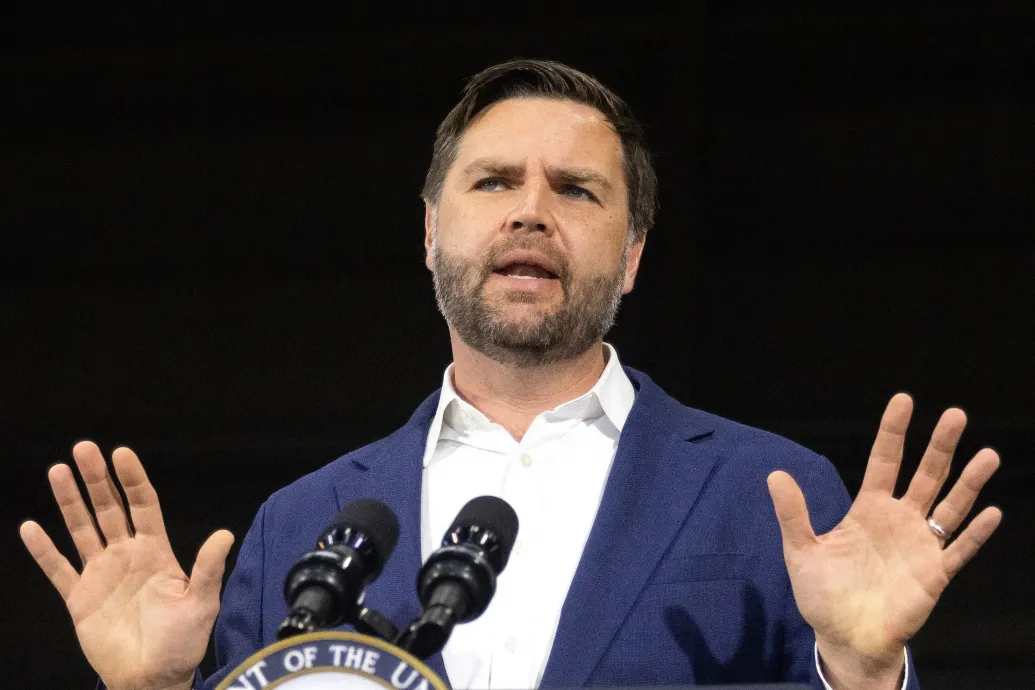 Megemelték egy ohiói folyó vízszintjét, hogy J.D. Vance ideális körülmények közt tudjon csónakázni – Forrás: Telex.hu