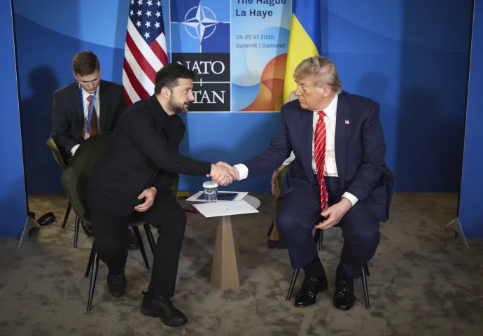 Volodimir Zelenszkij ukrán és Donald Trump amerikai elnök kezet fog a NATO-tagországok kétnapos csúcsértekezletének második napján, 2025. június 25-én Hágában – Fotó: Ukrán elnöki sajtószolgálat / EPA / MTI