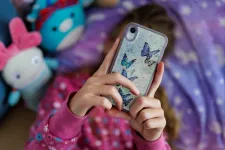 A középiskolások átlagban napi hat órát töltenek az interneten
