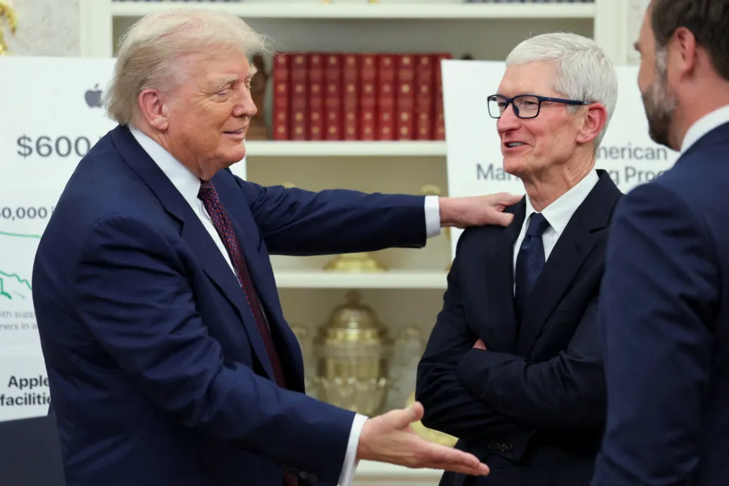 Addig nyomasztotta Trump az Apple-t, amíg Tim Cook oda nem ígért újabb 100 milliárd dollárt