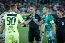 Fekete szalaggal kellett leragasztani Dibusz Dénes mezét a Fradi BL-meccsén