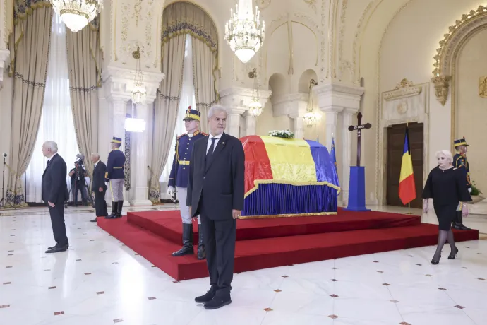 Korábbi PSD-s politikusok tisztelegtek Iliescu koporsója mellett az Unirii teremben felállított ravatalnál – Fotó: George Calin / Inquam Photos