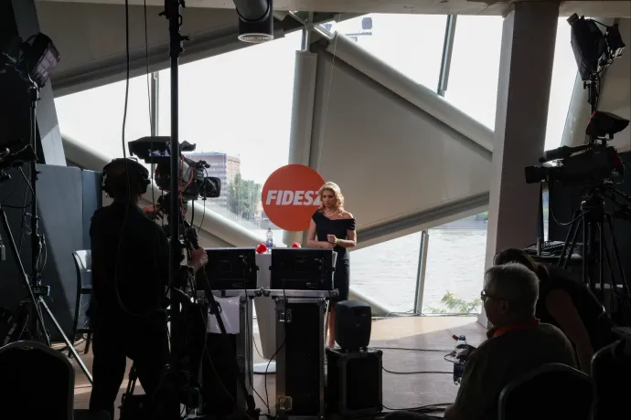 Mostantól kell alkalmazni az EU médiarendeletét, amely kiakasztotta a Fideszt