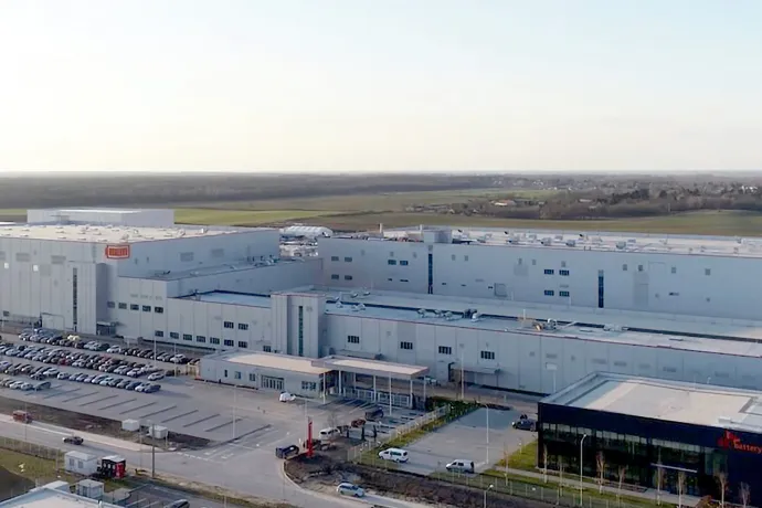 Több száz dolgozót helyez át az SK az egyik komáromi akkugyárából a másikba