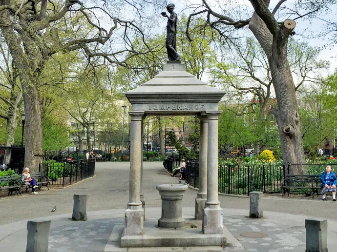 Kút a New York-i Tompkins Square parkban – Fotó: Wikipédia