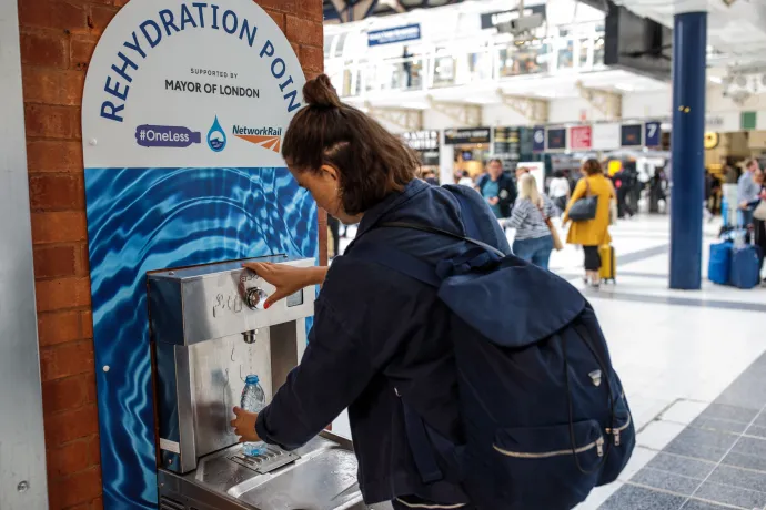 Az újonnan telepített ivókutak egyike a Liverpool Street Stationnél Londonban, 2018 nyarán – Fotó: Jack Taylor / Getty Images