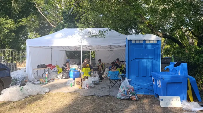 Szelektálják a szelektíven gyűjtött hulladékot az önkéntesek – Fotó: Nagy Nikoletta / Telex.hu