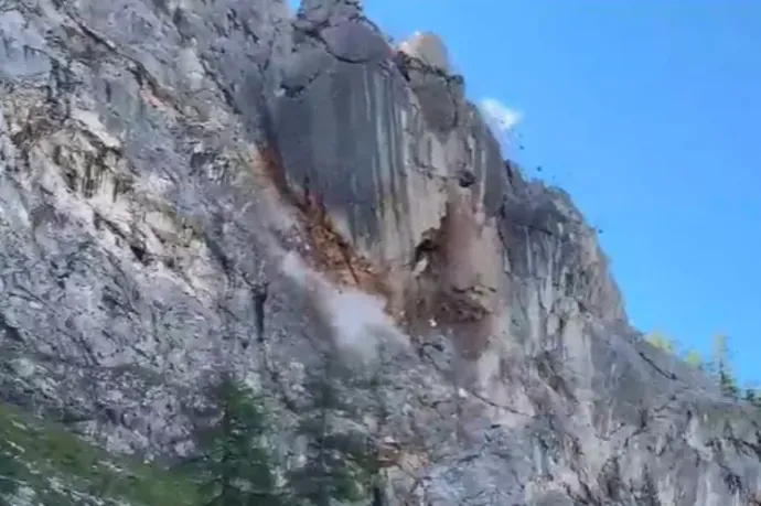 Videón, ahogy 4 ezer köbméternyi szikla omlik az Alpok egyik túraútvonalára