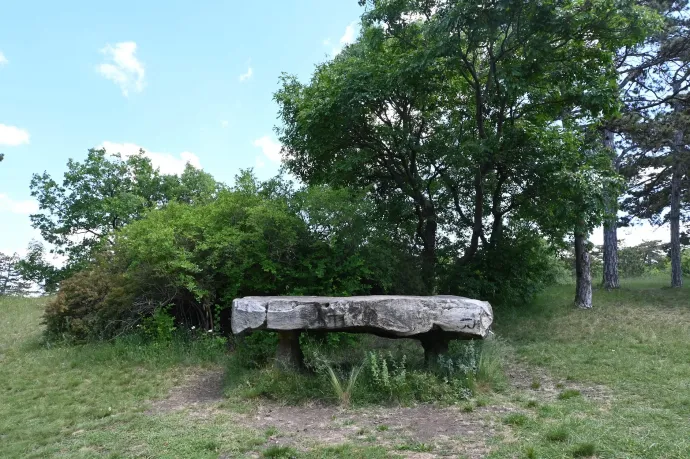 Ez egy iskola, egy piramis és egy kőasztal, igen – Fotó: Tenczer Gábor / Telex