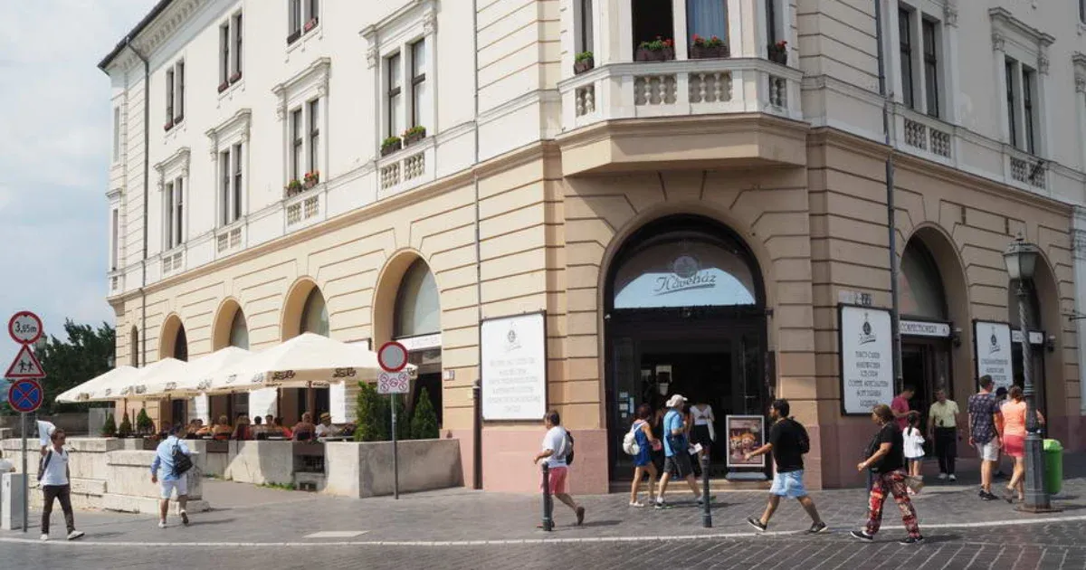 A Ruszwurm után Szamos Miklós másik budavári cukrászdájához is kivonultak a végrehajtók