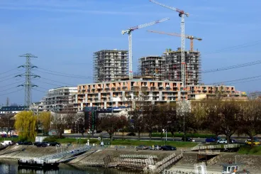 Csak az olcsóbb környékeken, és 2028 után várhatóak a nagy Otthon Start-lakóházak