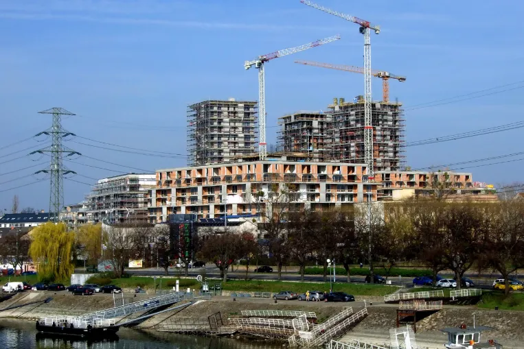 Csak az olcsóbb környékeken, és 2028 után várhatóak a nagy Otthon Start-lakóházak