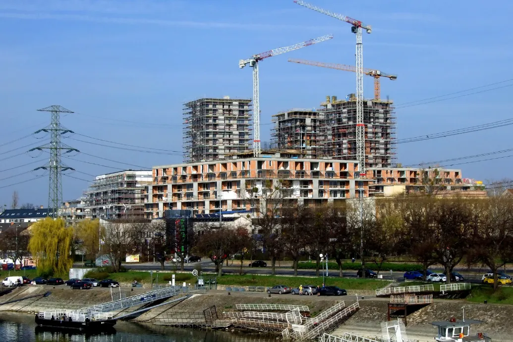 Csak az olcsóbb környékeken, és 2028 után várhatóak a nagy Otthon Start lakóházak – Forrás: Telex.hu