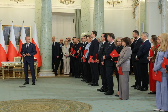 Donald Tusk lengyel miniszterelnök az átalakított kormány minisztereinek beiktatási ünnepségén beszél a varsói elnöki palotában 2025. július 24-én – Fotó: Pawel Supernak / PAP / EPA / MTI