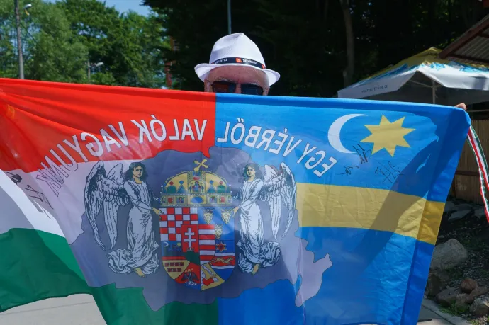 Orbán Viktor és Magyar Péter mást-mást mondtak Erdélyről: a tusványosi és nagyadorjáni beszédeket elemeztük