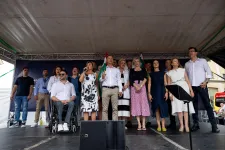 Elkezdték terjeszteni a Tisza Párt új nyomtatott lapját a kistelepüléseken