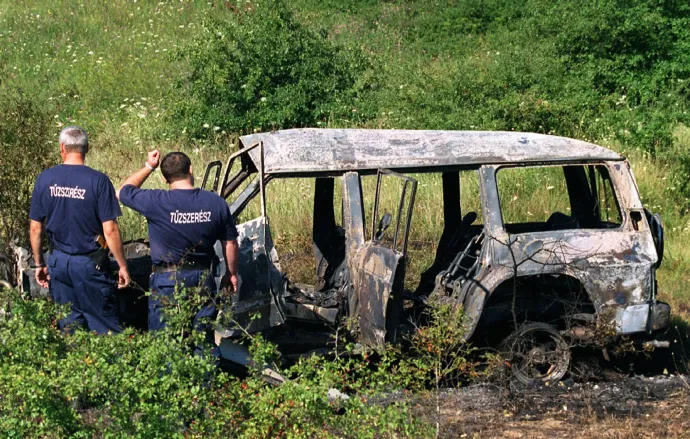 Tűzszerészek a kiégett Nissan Patrol terepjáró roncsainál 1997. augusztus 14-én Szentkirályszabadja közelében, a merénylet másnapján – Fotó: Penovác Károly / MTI