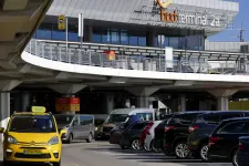 Változik a parkolási rend a ferihegyi reptéren, nem lehet majd az érkezési szintre hajtani személyautóval