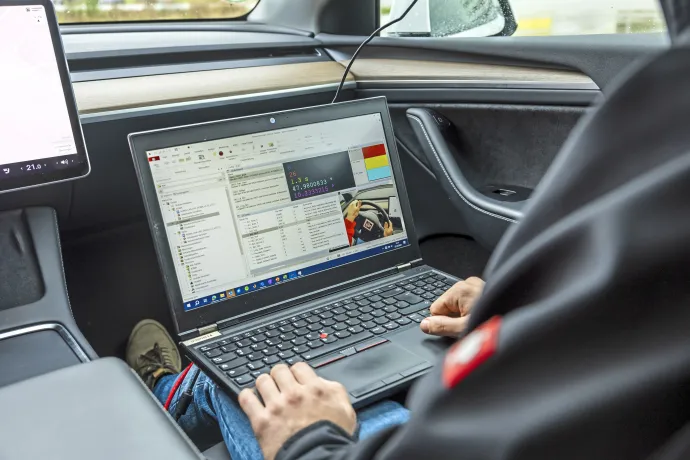A mérnök laptopja a hátsó ülésen lévő terjedelmes technikához csatlakozik – Fotó: Arturo Rivas