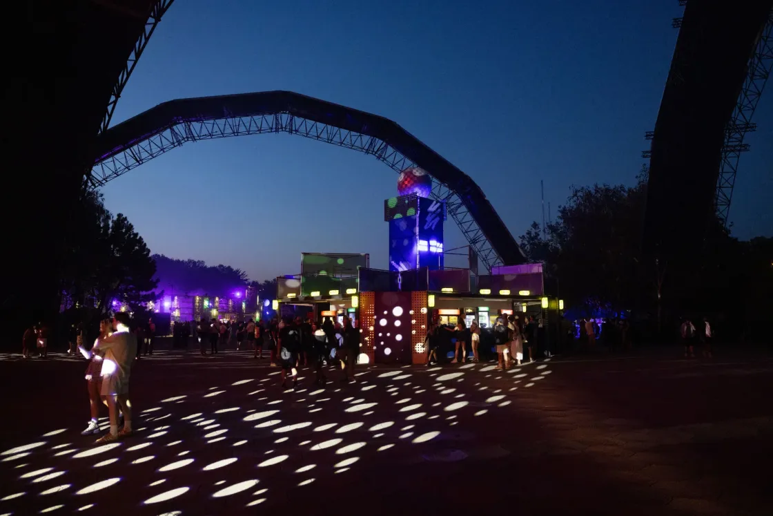 Külön technófalu nyílt a Szigeten, de a Colosseumban idén bukó a hangosítás