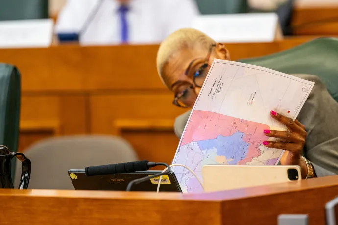 Jolanda Jones demokrata képviselő térképet néz a texasi választókerületi bizottság 2025. augusztus 1-jei ülésén Austinban, Texasban – Fotó: Brandon Bell / Getty Images