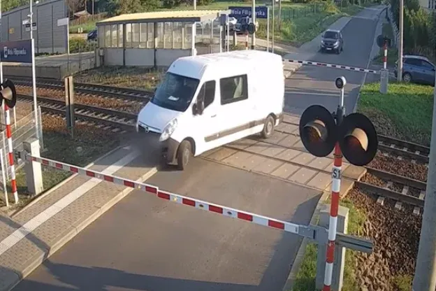 Videón, ahogy egy vonat kettévág egy kisbuszt Lengyelországban