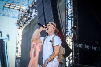 Pogány Induló koncertjén a Sziget nagyszínpadon is rákezdett a közönség a „mocskos Fidesz!” rigmusra