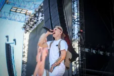 Pogány Induló koncertjén a Sziget nagyszínpadon is rákezdett a közönség a „mocskos Fidesz!” rigmusra