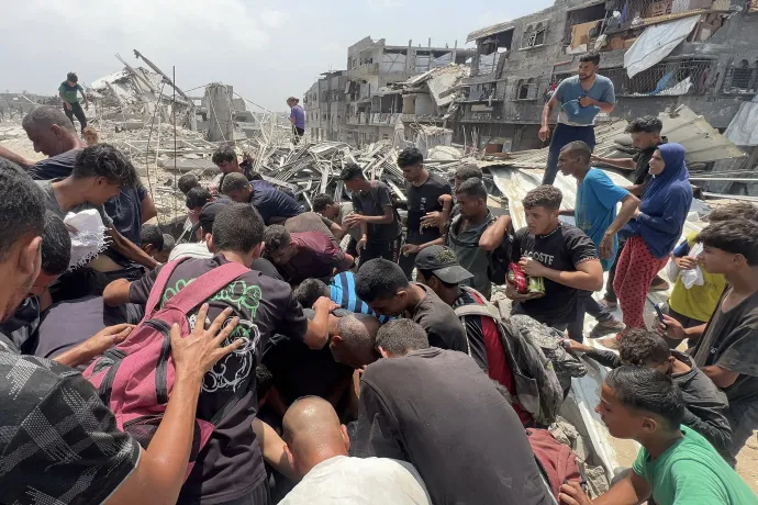 Segélyek szétosztásánál tülekednek a gázai lakosok – Fotó: Bashar Taleb / AFP