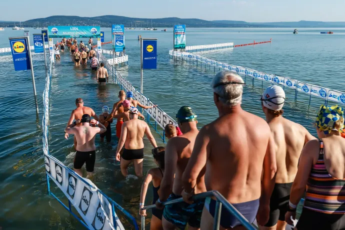 Matyó népviseletben úszta át a Balatont egy mezőkövesdi férfi