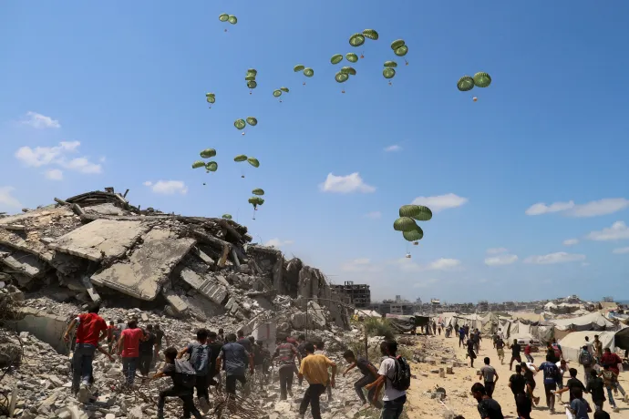 Ejtőernyőkkel engedik le a gázai övezetbe a humanitárius segélyeket – Fotó: Ebrahim Hajjaj / Reuters
