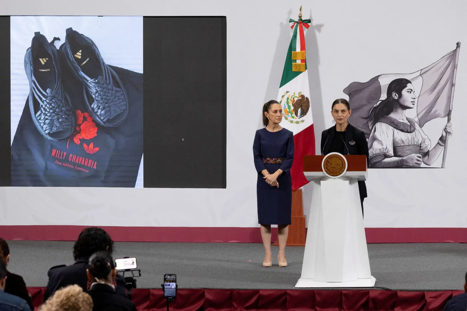 Marina Nunez Bespalova, Mexikó kulturális fejlesztésért felelős helyettes államtitkára bírálta az Adidas és Willy Chavarría „Oaxaca Slip On” cipőjét, amelyet a zapoték őslakos örökséghez tartozó szandálminta jogosulatlan felhasználásával vádolnak – Fotó: Presidencia de Mexico/Handout via REUTERS