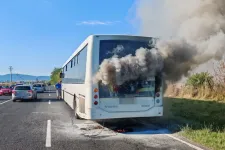 Dőlt a füst a buszból, egy lovasrendőr sietett segíteni