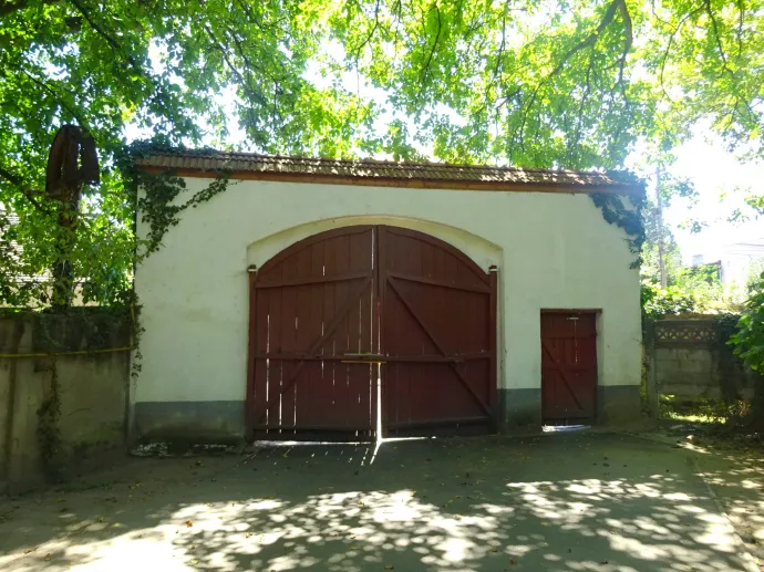 A Haller család címere a templomfalon, a kolostorkert kapuja – Fotók: Wikipédia