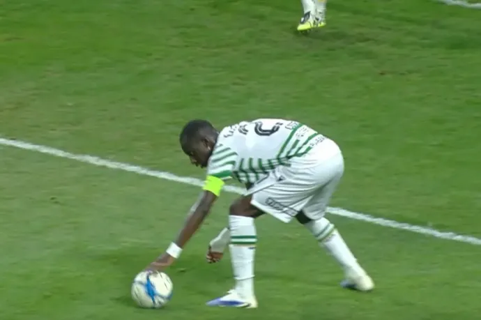 Megsimogatta a labdát a Fradi védője az ötösnél, videózás után ítélték meg a tizenegyest