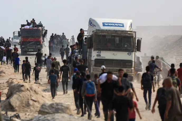 Segélyeket szállító teherautók – Fotó: Dawoud Abu Alkas / Reuters