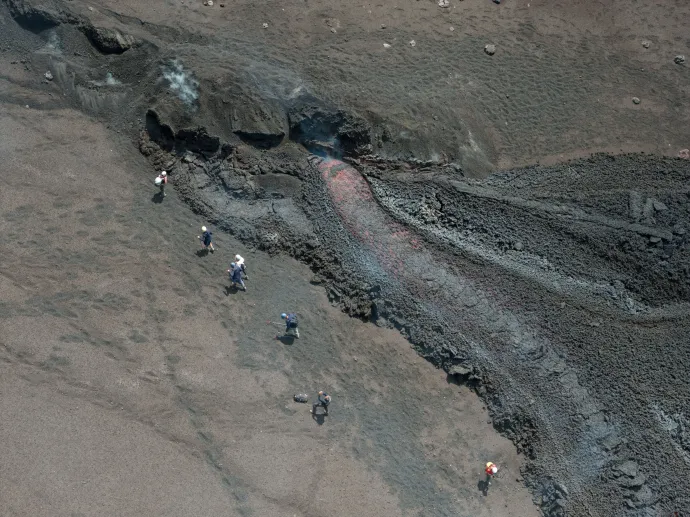 Turisták sétálnak a lávafolyam mellett – Fotó: Giuseppe Di Stefano / Reuters