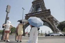 Megmászták az Eiffel-tornyot reggel hatkor, az egyikük le is ugrott egy ejtőernyővel