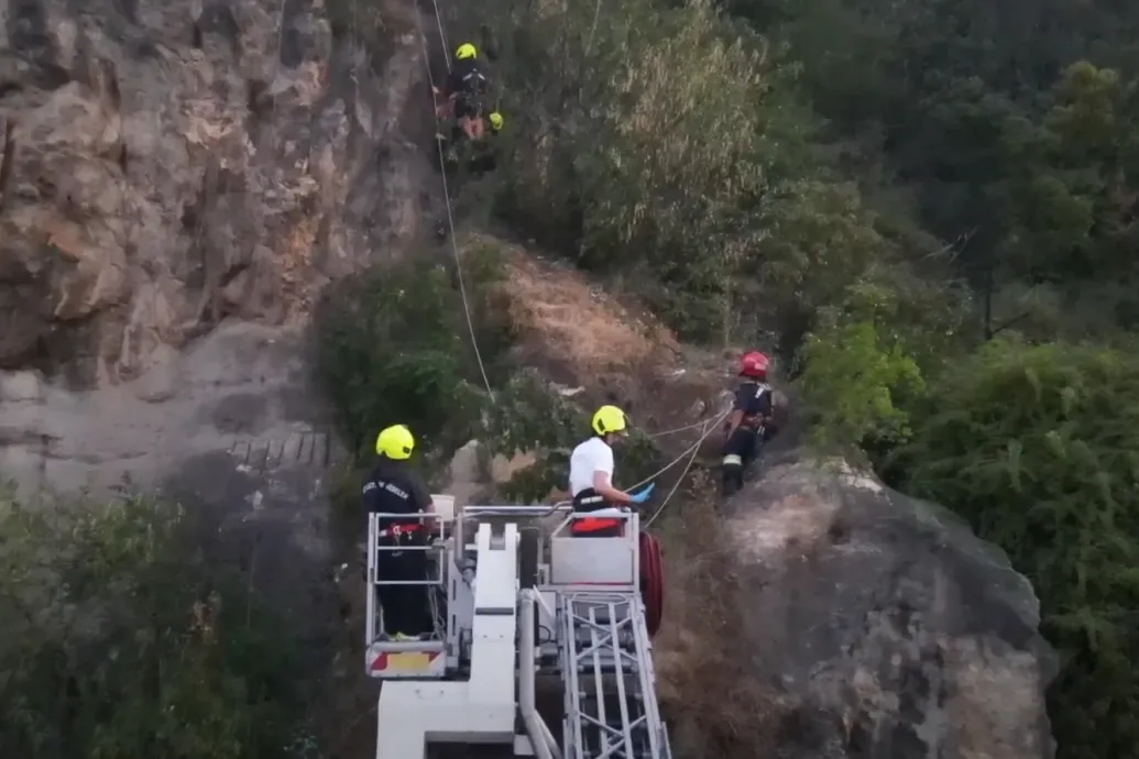 Videón, ahogy a Gellért-hegyen sziklára esett kirándulót mentik a tűzoltók