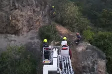 Videón, ahogy a Gellért-hegyen sziklára esett kirándulót mentik a tűzoltók