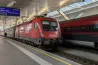 A vonathoz kapaszkodva utazott egy férfi Ausztriában, mert épp cigizett, amikor elindult