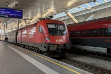 A vonathoz kapaszkodva utazott egy férfi Ausztriában, mert épp cigizett, amikor elindult